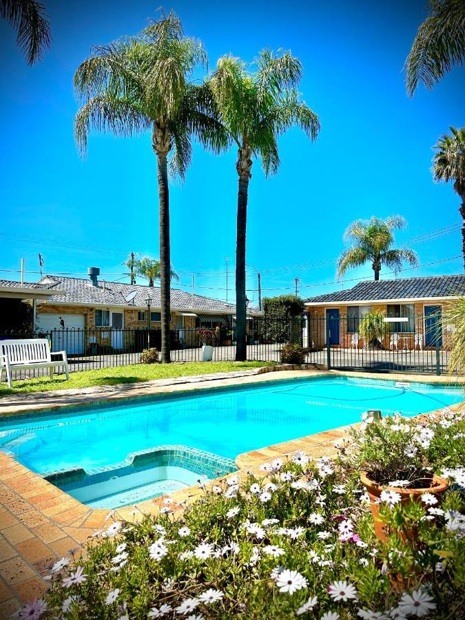 Town And Country Motor Inn Тамуърт Екстериор снимка