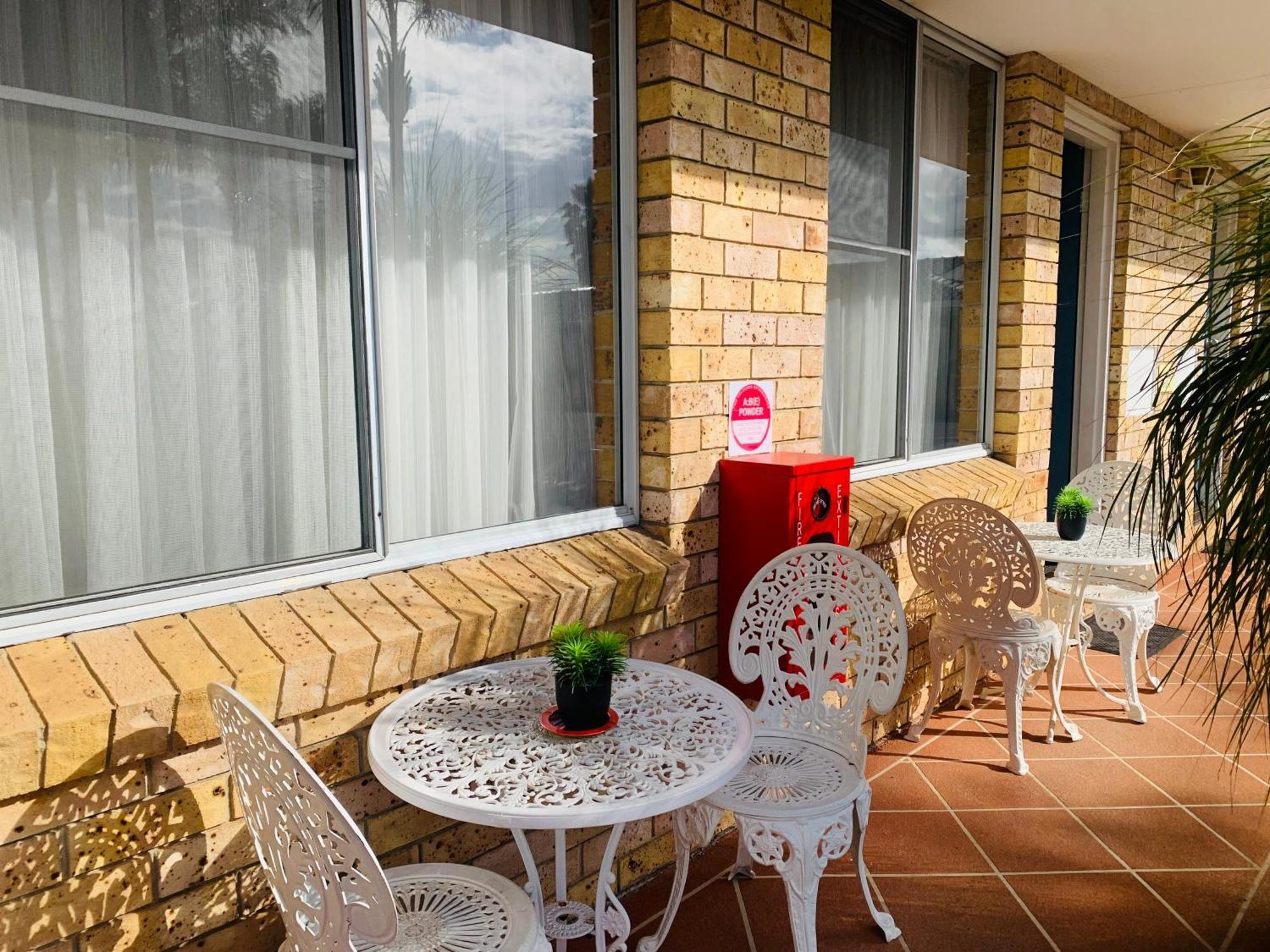 Town And Country Motor Inn Тамуърт Екстериор снимка